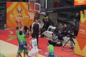 這也太難了吧？！詹姆斯中圈高難度壓哨三分，在空中還有個折疊動作！