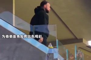 庫里看見勇士第三節(jié)反超激動的進行慶祝