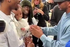 保羅想抱抱亞歷山大的兒子，但后者似乎有點不太情愿啊??