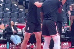 楊瀚森賽前內(nèi)線訓(xùn)練單手拋投+與好哥們西索科友誼互動