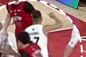 浙BA城市爭霸賽，金華隊隊員拼搶中摔倒，慶元隊球員死死護住！