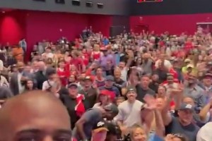 怎么裁掉老船長了啊??保羅剛回來還和快船球迷們開心自拍互動~