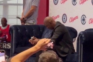 沒想到故事結(jié)尾是這樣的…保羅剛回快船時，聽球迷呼喊感覺快哭了