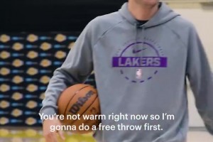 東契奇各種花式進球技巧，把八村看得一愣一愣的