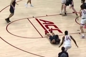 太狠了！NCAA賽場驚現(xiàn)腳踝終結者！對手直接捂腳踝倒在地上！