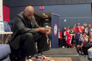 保羅此前重返快船時(shí)還被球迷熱情所感動(dòng)，如今卻被快船無(wú)情裁掉