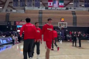 今天能拿下幾分？楊瀚森賽前熱身來(lái)了記雙手暴扣！