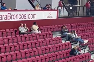 眼光毒辣！普雷斯蒂也到場(chǎng)見(jiàn)證杰威的大學(xué)球衣退役儀式！