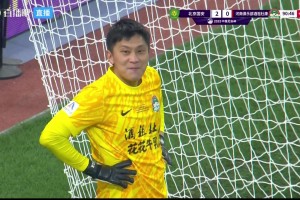 表情包！王國明撲出法比奧點球被判重罰，一邊噴水一邊苦笑??