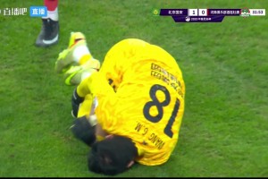 紅牌還是黃牌？曹永競單刀越位，踩在王國明小腿上染黃