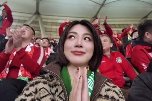 注意安全啊??！演員余薇薇身披國安圍巾坐在了河南球迷看臺