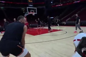 ??狄龍重回火箭主場，上來就和火箭熊干了一架！