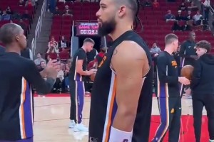 對戰(zhàn)老東家火箭！狄龍賽前再現(xiàn)死亡凝視，龍哥太可愛了！