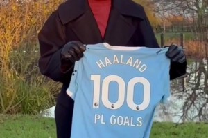 哈蘭德曬出英超100球紀(jì)念球衣，這畫質(zhì)都快看不清哈蘭德的臉了