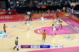 這也太壯了??大白邊強硬懟開對方外援！上演奧尼爾式霸氣重扣！