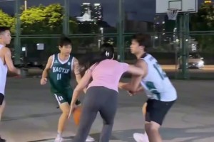 哇塞，這身材！??野球場肘姐曬打球視頻：我要的是絕對壓制！