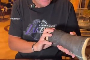 真愛??！收藏家曬新秀科比石膏：來自湖人隊醫(yī)，之前想約科比簽名