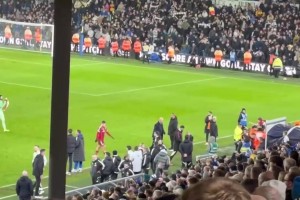 形同陌路？賽后斯洛特退場遇到薩拉赫，兩人沒有打招呼！