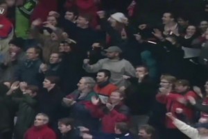 萬人迷！名場面：貝克漢姆“淹沒”在曼聯(lián)球迷中！