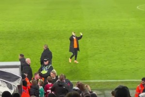 薩拉赫賽后獨自停留在場邊，并向球迷長時間鼓掌揮手