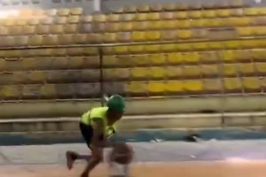 身手相當矯健！張鎮(zhèn)麟在上海男籃正式比賽的首次得分！