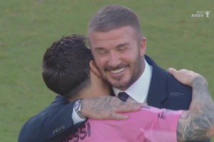 球隊首次斬獲美職聯(lián)總冠軍！小貝賽后緊緊擁抱梅西！