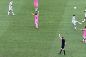 終場哨響后，梅西振臂歡呼，隨后和阿連德?lián)肀г谝黄穑?>
                                    <span></span>
                                    <p>終場哨響后，梅西振臂歡呼，隨后和阿連德?lián)肀г谝黄穑?/p>
                                </a>
                            </div>
                                                        <div   id=