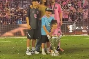 賽后梅西和家人一起與球迷、獎杯合影??