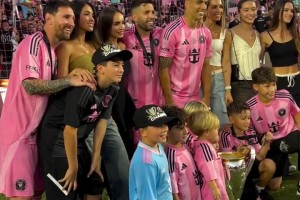 邁阿密國際奪冠！梅西、蘇亞雷斯、阿爾巴、布斯克茨家庭合影??