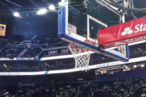 扣的就是五星高中生！張博源一步過掉防守，迎著兩個人完成暴扣！