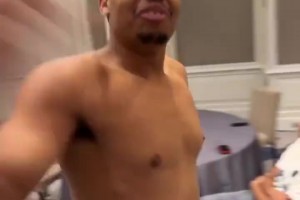 超雄烤雞！名場面：凱爾登約翰遜看比賽一激動把電視干廢了！