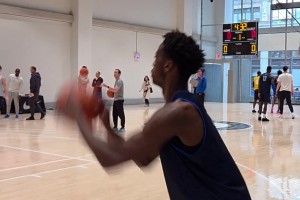 明年?duì)钤鬅衢T??AJ·迪班薩這跳投動作，穩(wěn)定但好像慢了點(diǎn)？